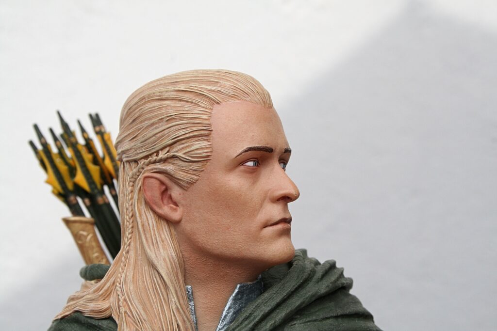 Profile of a sculpture: archer with braided blond hair and a quiver of arrows on the back, looking to the right.
